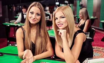 Hình ảnh một người chơi Baccarat tập trung cao độ vào ván bài